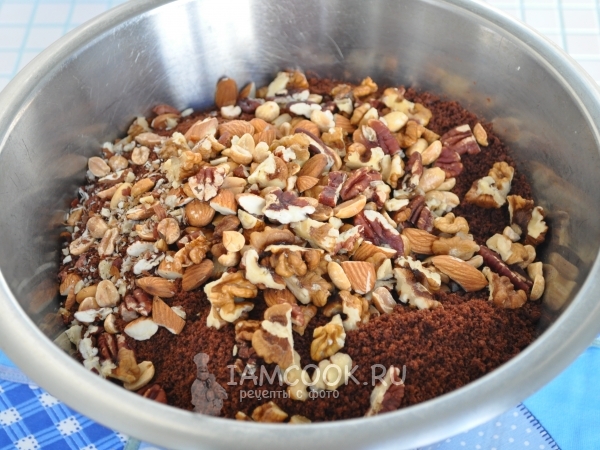 Смешать бисквитную крошку и орехи