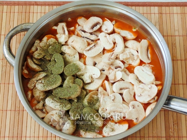 Добавить грибы и специи