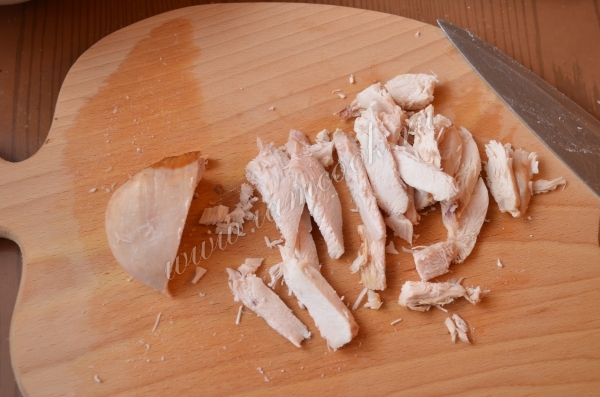 Измельчить копченую курицу