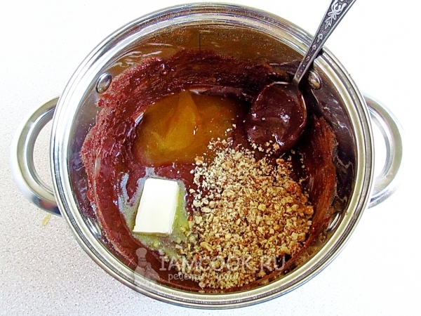 Добавить орехи, масло и мед