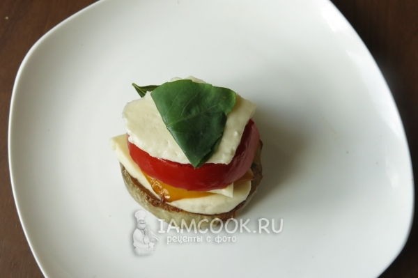 Положить помидор, сыр и базилик