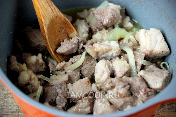 Мясо с луком пожарить и посолить 