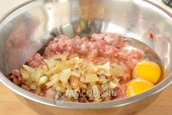 Вбить яйцо и положить лук в фарш