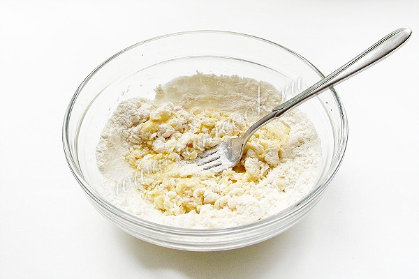 К яйцу добавить муку