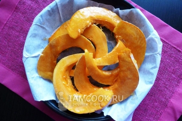 Положить тыкву в форму