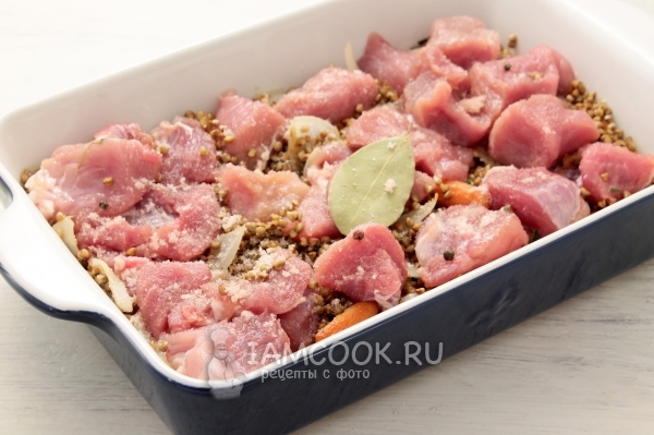 Положить мясо и лавровый лист с перцем