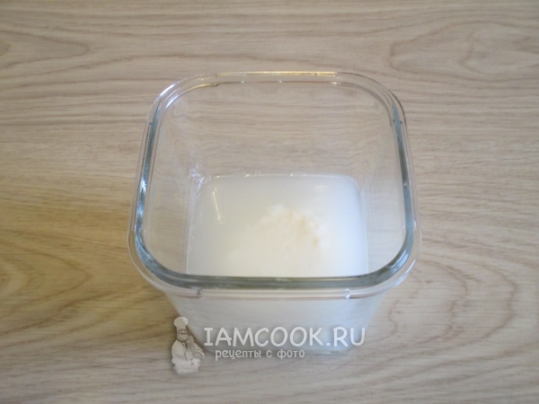 Положить шарики моцареллы в соленую воду