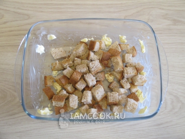 Положить сухари в форму