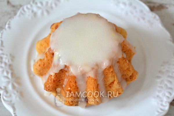 Полить кекс глазурью