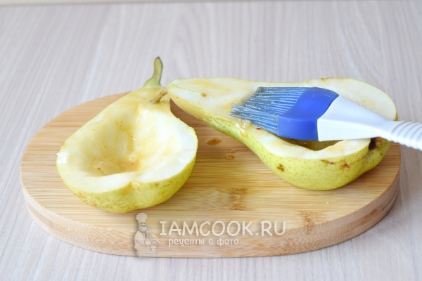 Смазать грушу смесью из меда и горчицы