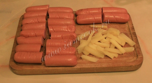 Нарезанные сосиски и сыр