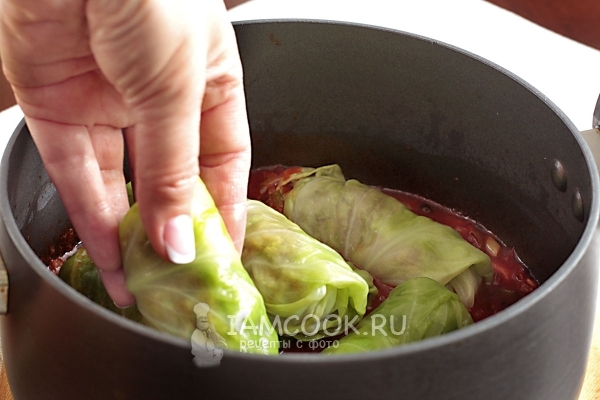 Положить голубцы в овощной соус