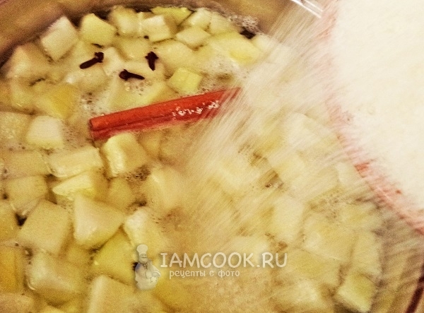 Добавить к кабачкам сахар, корицу и гвоздику