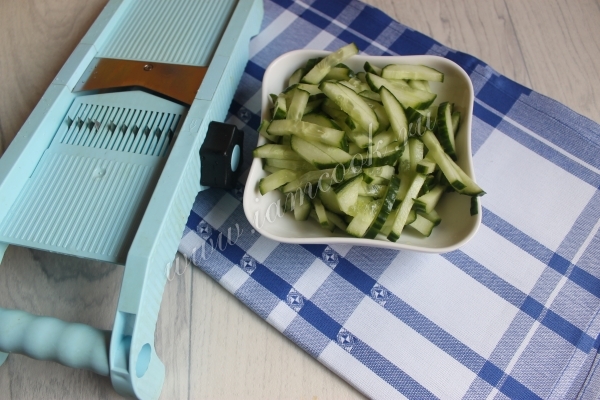 Огурец на крупной терке