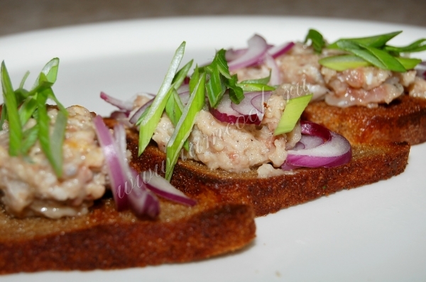 Форшмак из селедки на черном хлебе