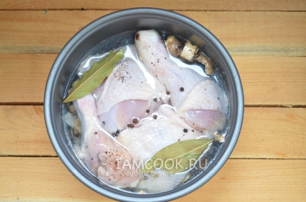 Добавить воду, перец и лавровый лист