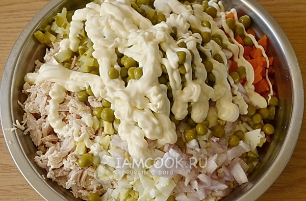 Смешать ингредиенты для салата