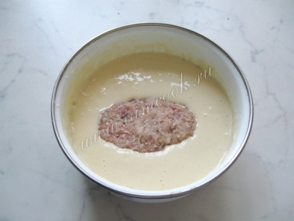 Обмакнуть котлету в кляре