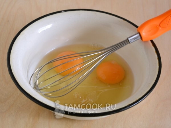 Смешать яйца с сахаром