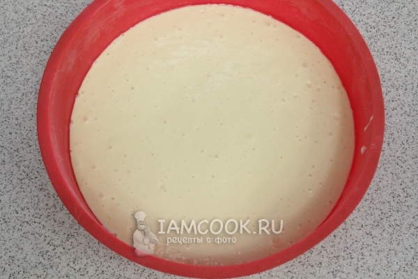 Выложить тесто в форму