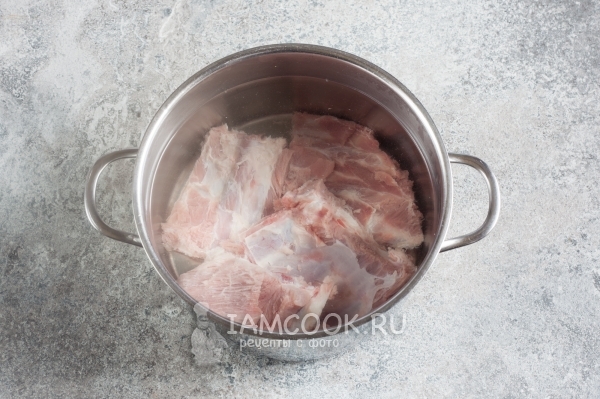 Положить мясо в воду