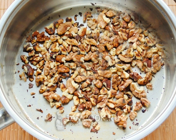 Обжарить орехи