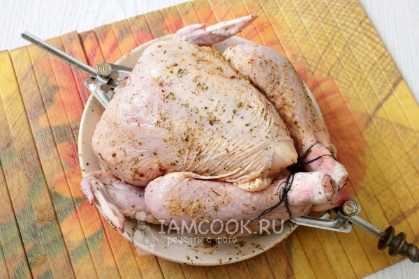 Нанизать курицу на вертел