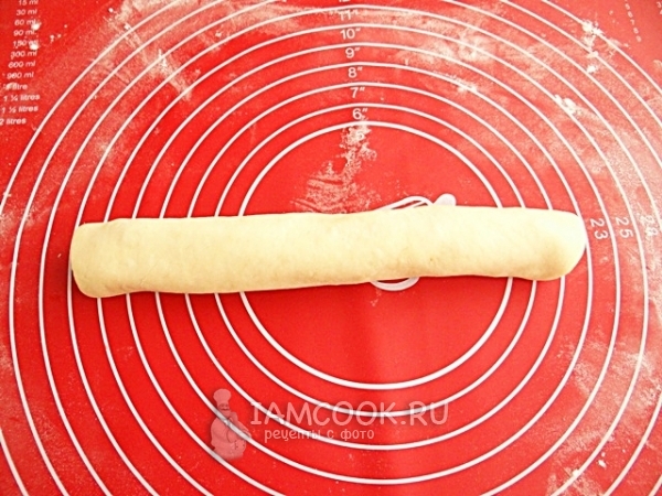Свернуть тесто с беконом в рулет