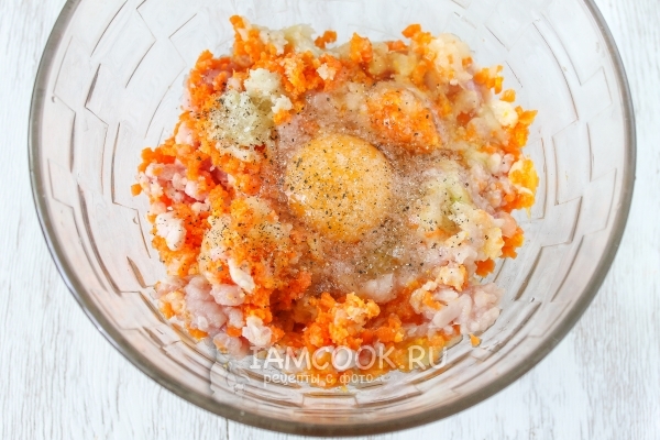 Добавить яйцо, соль и перец