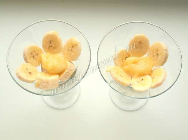 В креманки выложить банан и лимонный курд