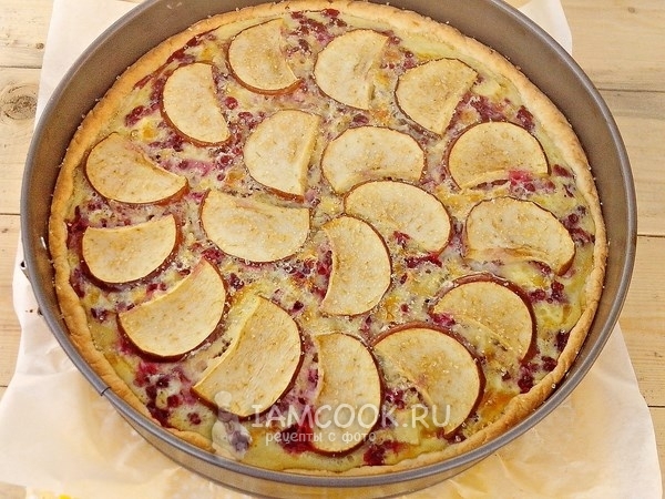 Готовый пирог с брусникой и яблоками