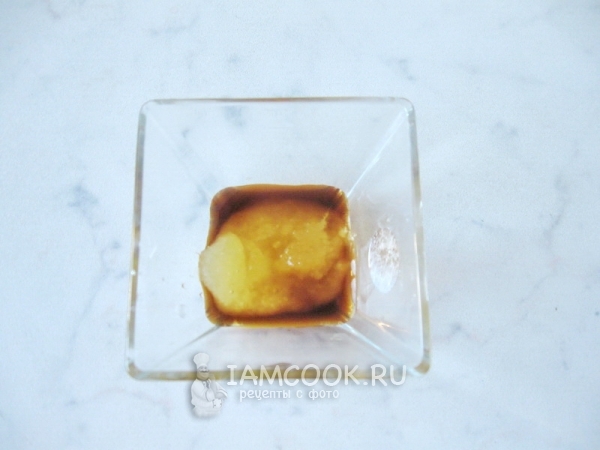 Смесь меда и соевого соуса