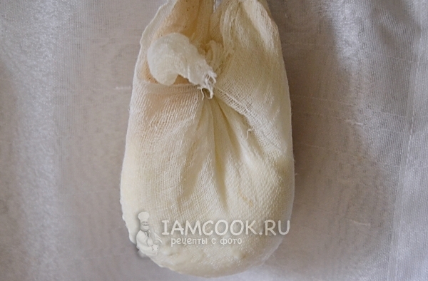 Подвесить марлю со сметаной