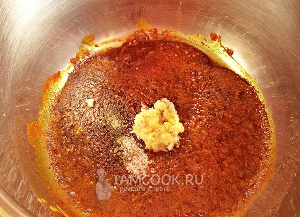 Добавить чеснок, соль и перец