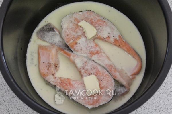 Соединить рыбу, масло и сметанную смесь