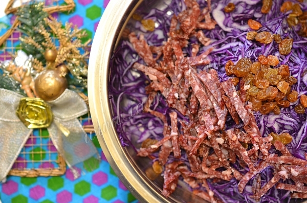 Капуста, изюм и копченая колбаса