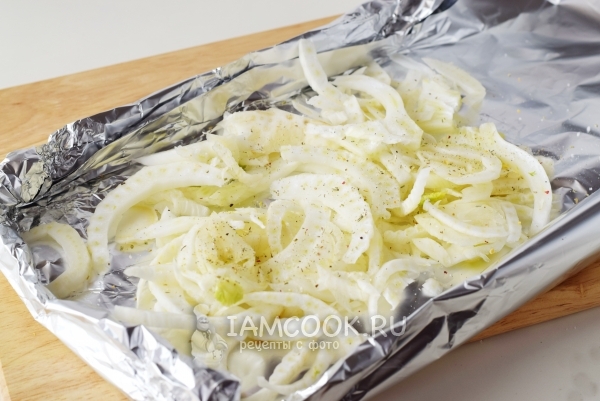 Выложить на фольгу фенхель