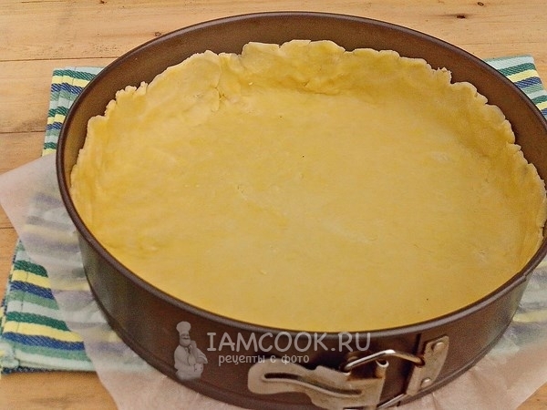 Уложить тесто в форму