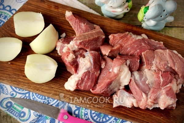 Порезать лук и мясо