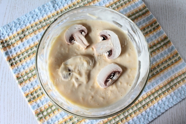 Шампиньоны обмакнуть в кляре