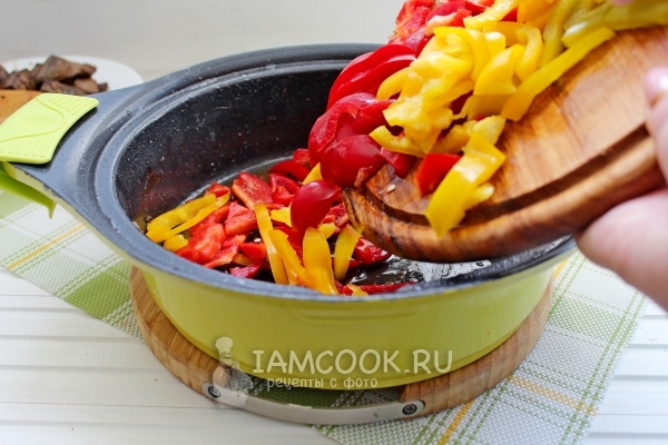 Положить в сковороду печень