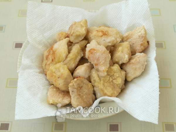 Положить мясо на бумажное полотенце