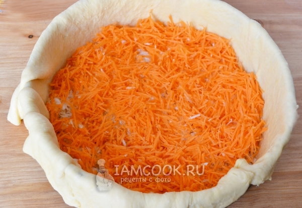 Положить слой моркови