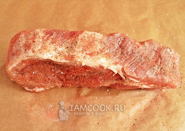 Натереть стейк специями со всех сторон