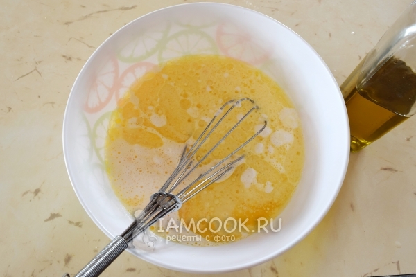 Влить масло