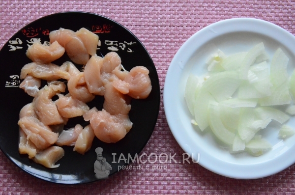 Порезать куриное филе и лук