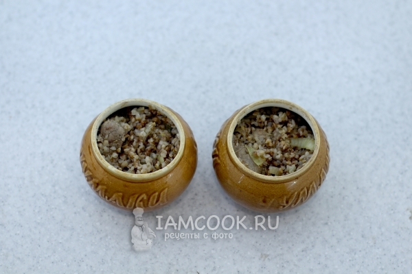 Переложить мясо с гречкой в горшочки