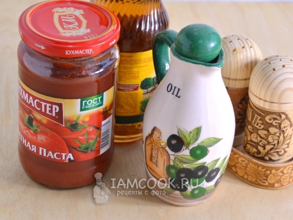 Масло, соль, перец и томатная паста