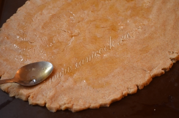 Смазать тесто медом