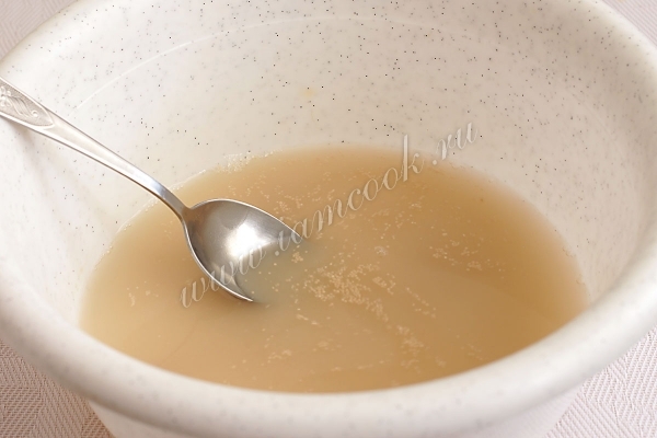 Вода с сахаром и дрожжами